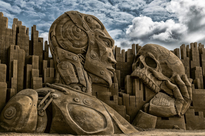 Escultura de areia com o tema robot